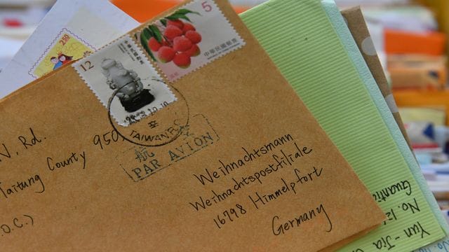 Weihnachstpost aus Taiwan liegt in einem Kasten in der Weihnachtspostfiliale in Himmelpfort. Weihnachstpost aus Taiwan liegt in einem Kasten in der Weihnachtspostfiliale in Himmelpfort.