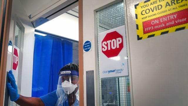 Eingang zur Covid-19-Station in einem Londoner Krankenhaus.