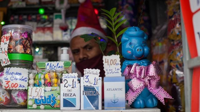 In der Weihnachtszeit stellen Ladenbetreiber in Venezuela Sparbüchsen in Form von Schweinen in ihren Geschäften und Buden auf.
