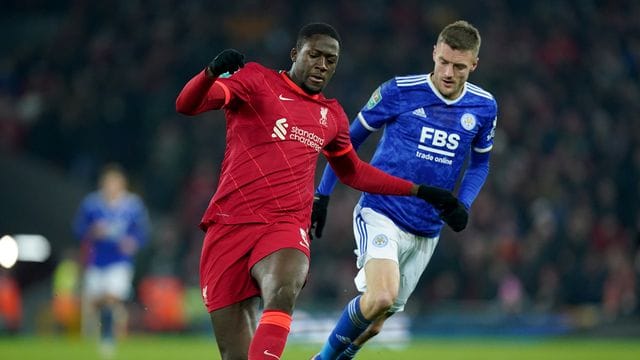 Liverpool-Spieler Ibrahima Konate (l) liefert sich ein hartes Duell mit Jamie Vardy von Leicester City.