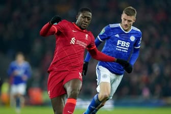 Liverpool-Spieler Ibrahima Konate (l) liefert sich ein hartes Duell mit Jamie Vardy von Leicester City.