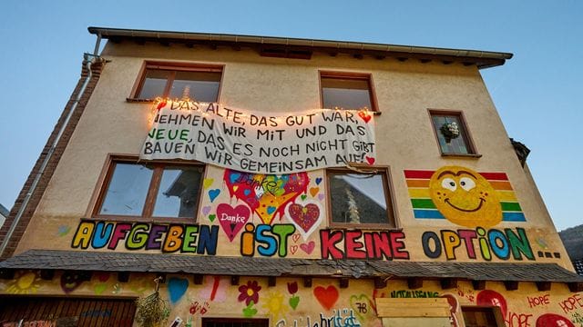 "Aufgeben ist keine Option“, steht auf der Fassade eines von der Flut zerstörten Hauses in Dernau. "Aufgeben ist keine Option“, steht auf der Fassade eines von der Flut zerstörten Hauses in Dernau.