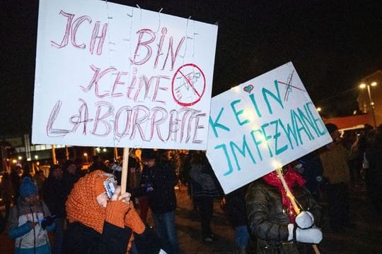 Menschen demonstrieren gegen die Maßnahmen zur Eindämmung der Corona-Pandemie.