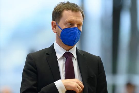 Sachsens Ministerpräsident Michael Kretschmer (CDU)gehen die jüngst gefassten Corona-Beschlüsse angesichts der Omikron-Variante nicht weit genug.
