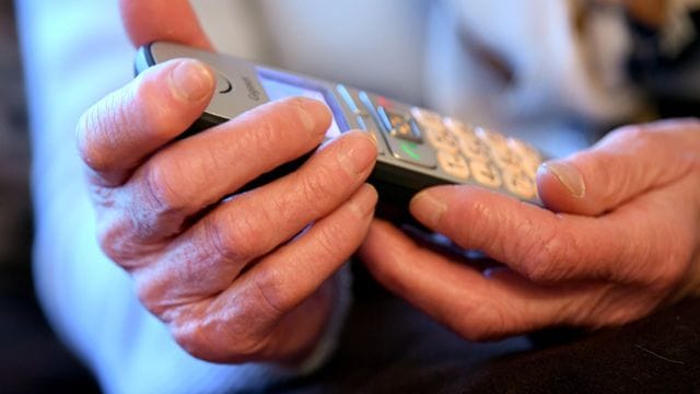 Einsamkeit, Unsicherheit und Sorgen in der Pandemie machen sich auch bei der Telefonseelsorge bemerkbar. Einsamkeit, Unsicherheit und Sorgen in der Pandemie machen sich auch bei der Telefonseelsorge bemerkbar.