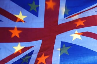 Die Sterne einer EU-Fahne scheinen durch einen Union Jack, die Fahne des Vereinigten Königreichs, Fahne hindurch.