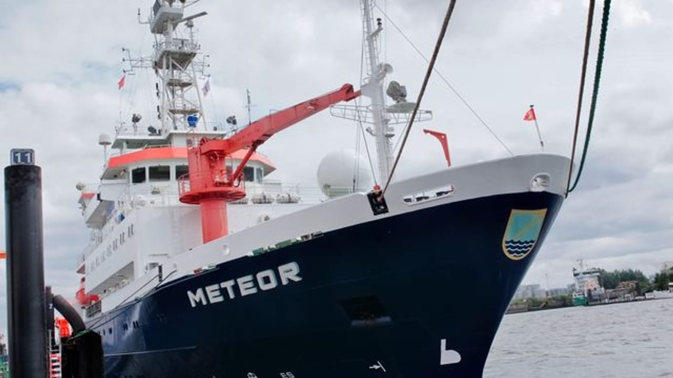 Das deutsche Forschungsschiff "Meteor" hat in Hamburg an der Überseebrücke festgemacht.