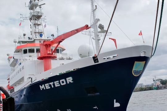 Das deutsche Forschungsschiff "Meteor" hat in Hamburg an der Überseebrücke festgemacht.