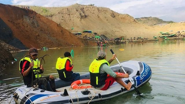 Nach einem Erdrutsch in einem Jade-Bergwerk im Norden Myanmars werden nach Angaben von Einsatzkräften und Augenzeugen vermutlich bis zu 100 Menschen vermisst. Nach einem Erdrutsch in einem Jade-Bergwerk im Norden Myanmars werden nach Angaben von Einsatzkräften und Augenzeugen vermutlich bis zu 100 Menschen vermisst.