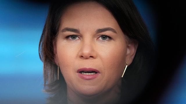 Afghanistan steuert laut Annalena Baerbock "in die größte humanitäre Katastrophe unserer Zeit". Afghanistan steuert laut Annalena Baerbock "in die größte humanitäre Katastrophe unserer Zeit".