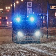 Ein Streifenwagen im Einsatz in Bremen (Archivbild): Die Polizei sucht drei Räuber, die einen 91-Jährigen bei einem Überfall verletzt haben.