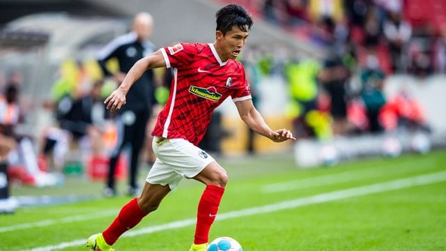 Freiburgs Woo-Yeong Jeong führt den Ball im Dribbling eng am Fuß.