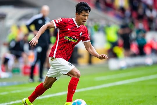 Freiburgs Woo-Yeong Jeong führt den Ball im Dribbling eng am Fuß.