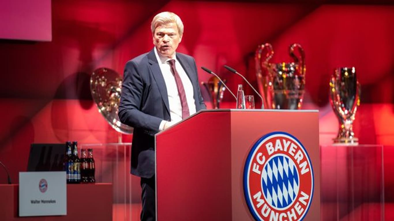 Oliver Kahn, Vorstandsvorsitzender der FC Bayern München AG, steht bei der Jahreshauptversammlung am Rednerpult.