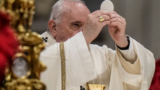 Papst Franziskus hält die Heiligabendmesse im Petersdom im Vatikan. Papst Franziskus hält die Heiligabendmesse im Petersdom im Vatikan.