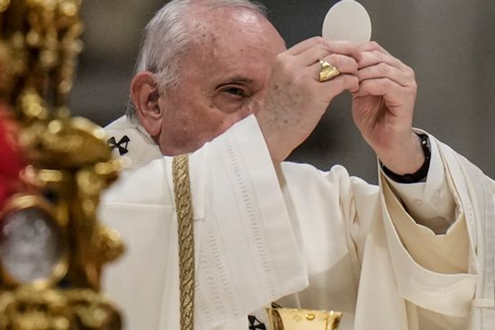 Papst Franziskus hält die Heiligabendmesse im Petersdom im Vatikan.