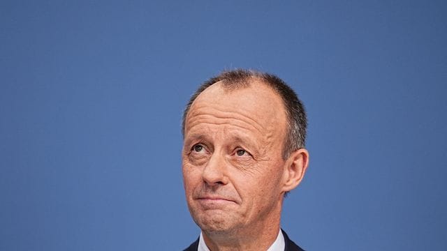Im Interview äußert sich Merz auch zur aktuellen Corona-Lage: Er rate dazu, die Bevölkerung "nicht in Angst und Schrecken" zu versetzen. Im Interview äußert sich Merz auch zur aktuellen Corona-Lage: Er rate dazu, die Bevölkerung "nicht in Angst und Schrecken" zu versetzen.
