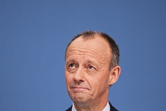 Im Interview äußert sich Merz auch zur aktuellen Corona-Lage: Er rate dazu, die Bevölkerung "nicht in Angst und Schrecken" zu versetzen.