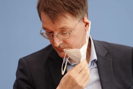 "Ohne diese Arbeit könnten wir diese Herausforderung nicht bewältigen": Zum Ende des zweiten Pandemie-Jahres wendet sich SPD-Gesundheitsminister Karl Lauterbach an Beschäftigte im Gesundheitswesen.