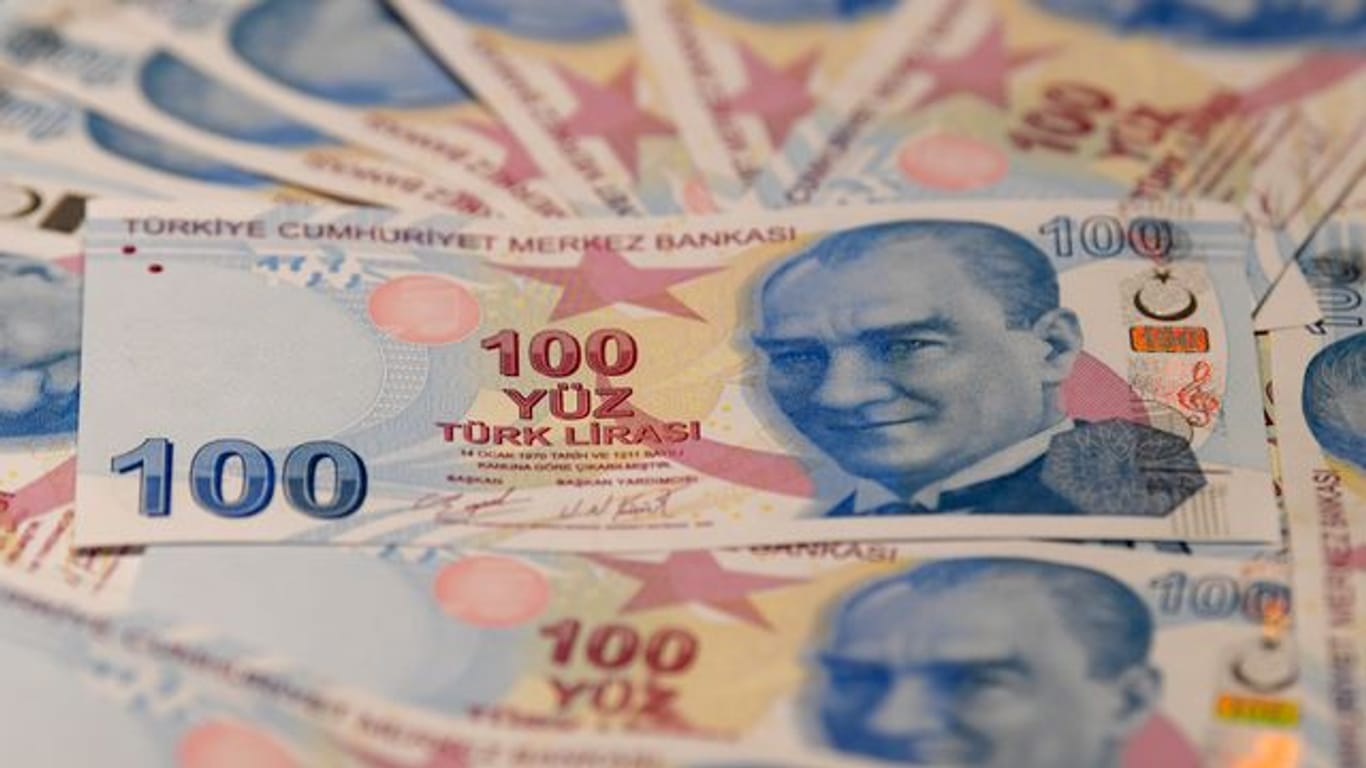 Wie viel Vermögen die türkische Regierung einfrieren ließ, war zunächst nicht bekannt.