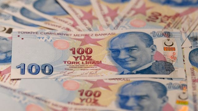 Wie viel Vermögen die türkische Regierung einfrieren ließ, war zunächst nicht bekannt. Wie viel Vermögen die türkische Regierung einfrieren ließ, war zunächst nicht bekannt.