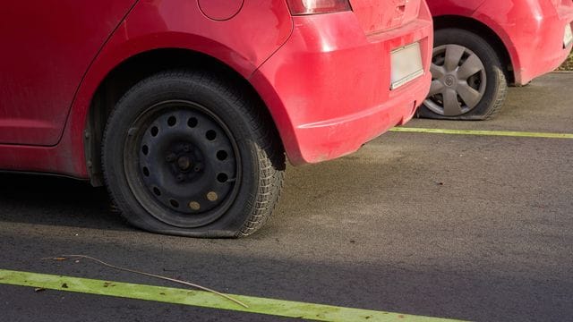 Platte Reifen: Bei nahezu allen Autos hat der Mann alle vier Reifen beschädigt.