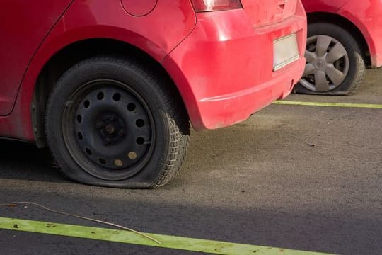 Platte Reifen: Bei nahezu allen Autos hat der Mann alle vier Reifen beschädigt.