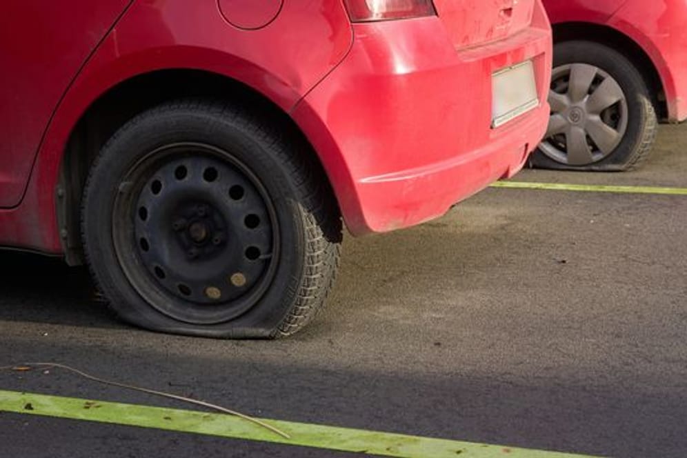Platte Reifen: Bei nahezu allen Autos hat der Mann alle vier Reifen beschädigt.