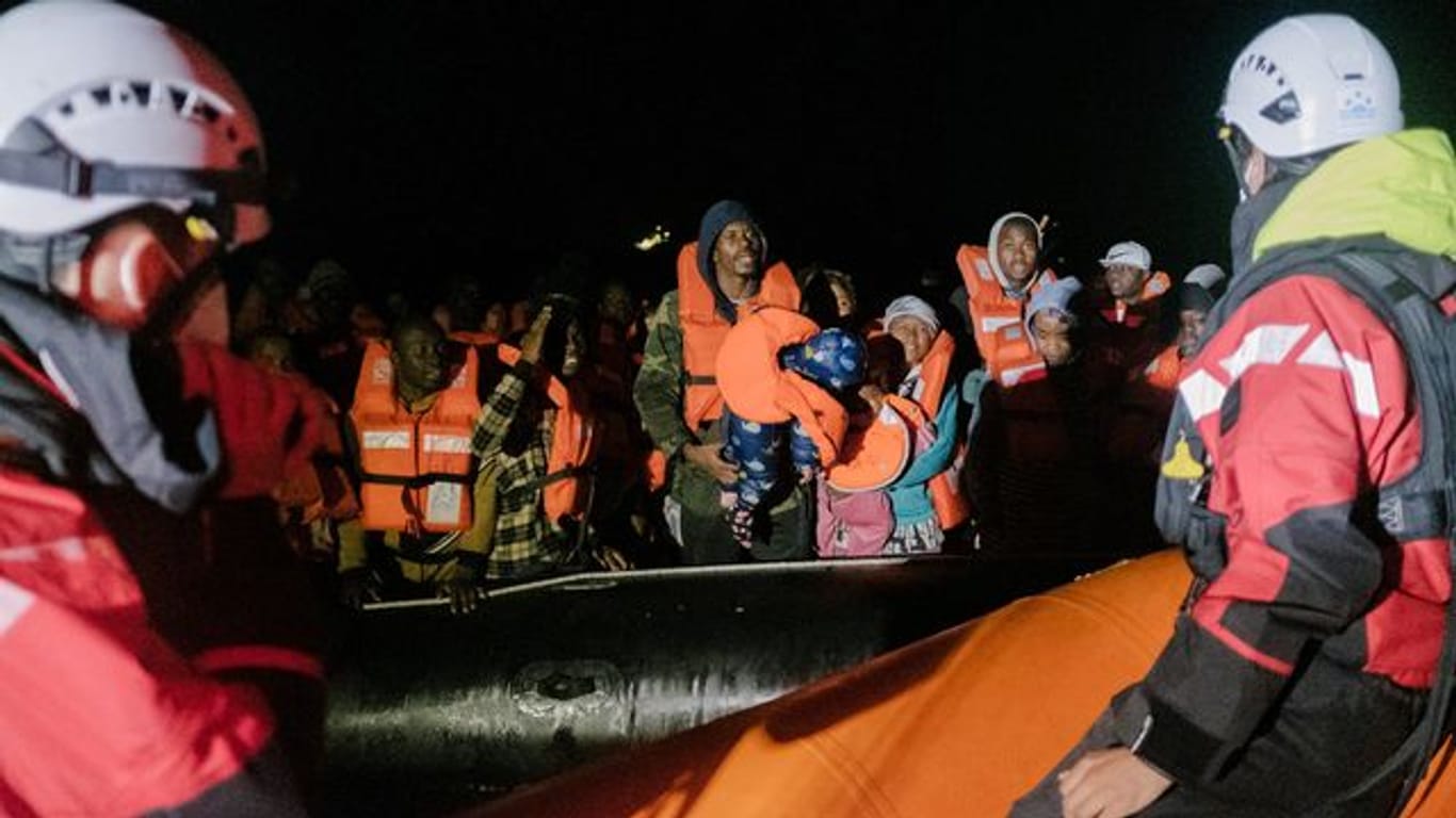 Die freiwilligen Helfer von Sea-Watch retten rund 180 Bootsmigranten im Mittelmeer.