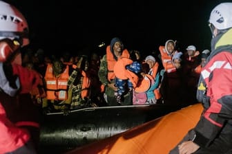 Die freiwilligen Helfer von Sea-Watch retten rund 180 Bootsmigranten im Mittelmeer.