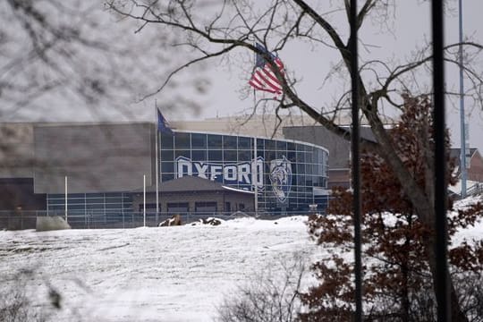 Das Bild zeigt die Oxford High School in Oxford, Michigan, wo ein Schüler das Feuer eröffnete.
