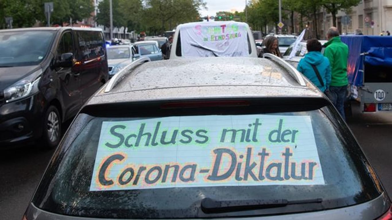 Der Begriff "Corona-Diktatur" wird auf Demonstrationen gegen die Corona-Maßnahmen immer wieder verwendet.