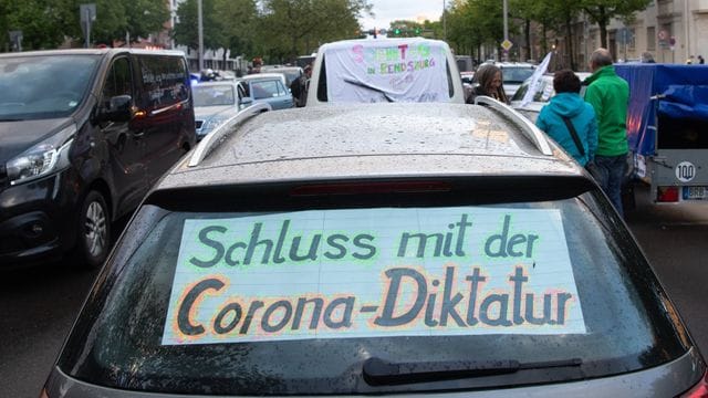 Der Begriff "Corona-Diktatur" wird auf Demonstrationen gegen die Corona-Maßnahmen immer wieder verwendet. Der Begriff "Corona-Diktatur" wird auf Demonstrationen gegen die Corona-Maßnahmen immer wieder verwendet.