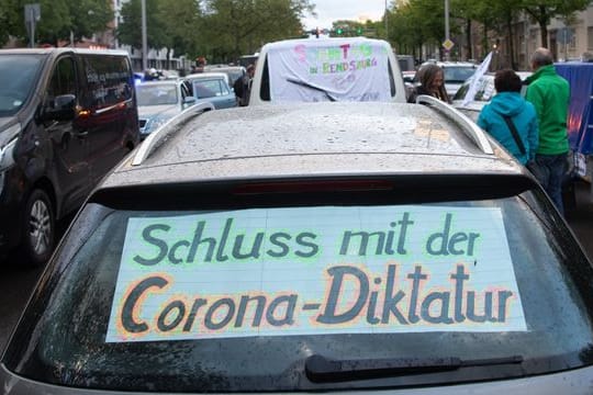 Der Begriff "Corona-Diktatur" wird auf Demonstrationen gegen die Corona-Maßnahmen immer wieder verwendet.