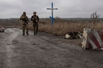 Ukrainische Soldaten gehen an der Trennlinie zu den von Russland unterstützten Rebellen in der Nähe des Dorfes Nevelske in der Ostukraine entlang.