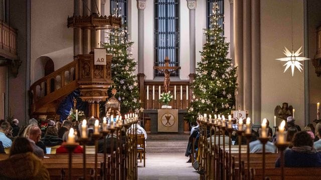Vertreter der Kirchen haben in Weihnachtsgottesdiensten die Corona-Pandemie und Flüchtlinge in den Mittelpunkt gerückt. Vertreter der Kirchen haben in Weihnachtsgottesdiensten die Corona-Pandemie und Flüchtlinge in den Mittelpunkt gerückt.