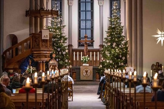 Vertreter der Kirchen haben in Weihnachtsgottesdiensten die Corona-Pandemie und Flüchtlinge in den Mittelpunkt gerückt.