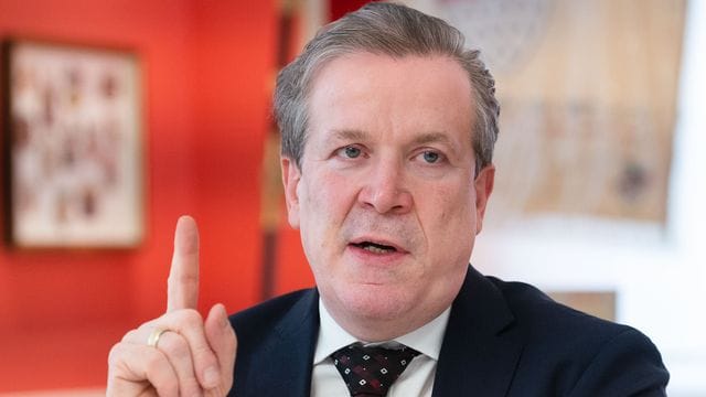 Christoph Kuckelkorn, Präsident des Festkomitee Kölner Karneval, kritisiert Lauterbachs Einschätzung zu Karneval im kommenden Jahr. Christoph Kuckelkorn, Präsident des Festkomitee Kölner Karneval, kritisiert Lauterbachs Einschätzung zu Karneval im kommenden Jahr.