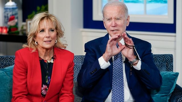 US-Präsident Joe Biden und First Lady Jill Biden sprechen per Telefonkonferenz mit dem NORAD Tracks Santa Operations Center.