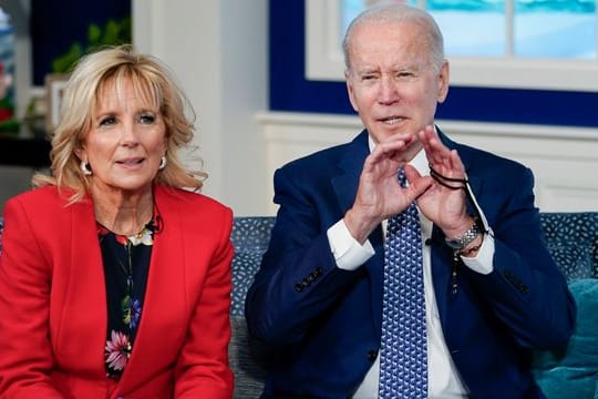 US-Präsident Joe Biden und First Lady Jill Biden sprechen per Telefonkonferenz mit dem NORAD Tracks Santa Operations Center.