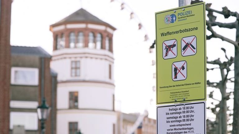 Ein Schild weist in Düsseldorf auf eine Waffenverbotszone hin.
