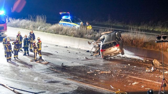 Der Unfallwagen auf der Autobahn 5 bei Offenburg.