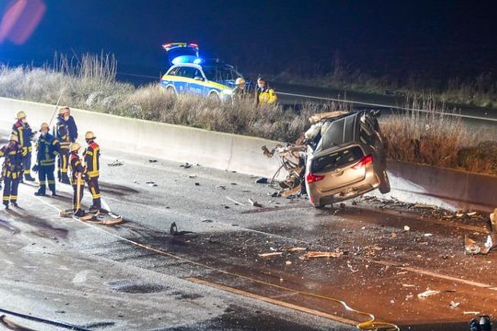 Der Unfallwagen auf der Autobahn 5 bei Offenburg.