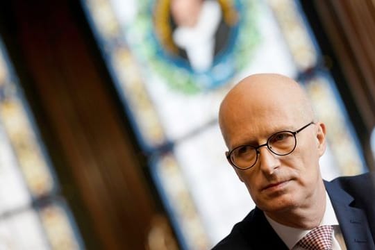 Erster Bürgermeister und Präsident des Senats der Freien und Hansestadt Hamburg Peter Tschentscher (SPD) im Rathaus.