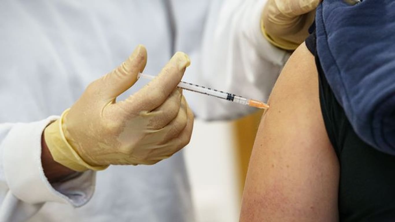 Eine Krankenschwester verabreicht bei einer Impfaktion eine Dosis des Impfstoffs von Biontech/Pfizer.