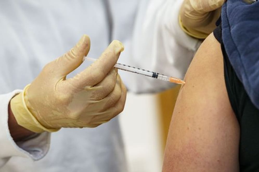 Eine Krankenschwester verabreicht bei einer Impfaktion eine Dosis des Impfstoffs von Biontech/Pfizer.