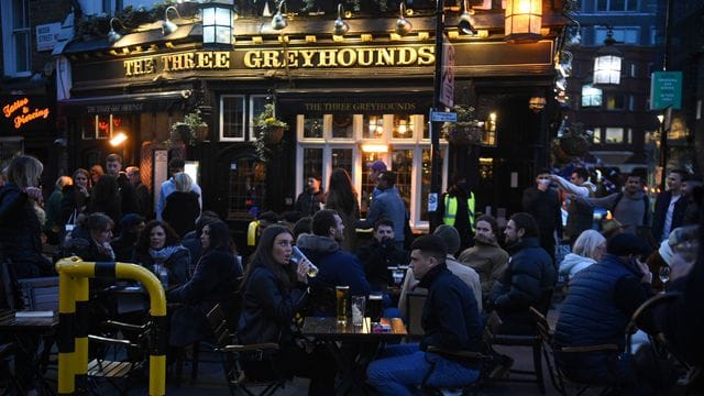 Der Londoner Pub "The Three Greyhounds" hat im nächsten Jahr vielleicht länger geöffnet. Der Londoner Pub "The Three Greyhounds" hat im nächsten Jahr vielleicht länger geöffnet.
