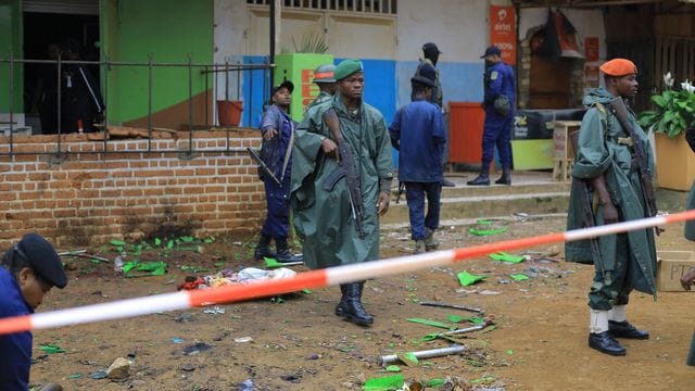 Polizisten inspizieren den Ort einer Bombenexplosion im kongolesischen Beni.