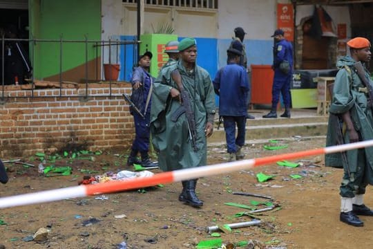 Polizisten inspizieren den Ort einer Bombenexplosion im kongolesischen Beni.