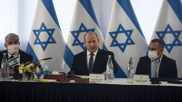 Israels Premierminister Naftali Bennett (M) kündigt eine verstärkte Besiedlung der Golanhöhen an.